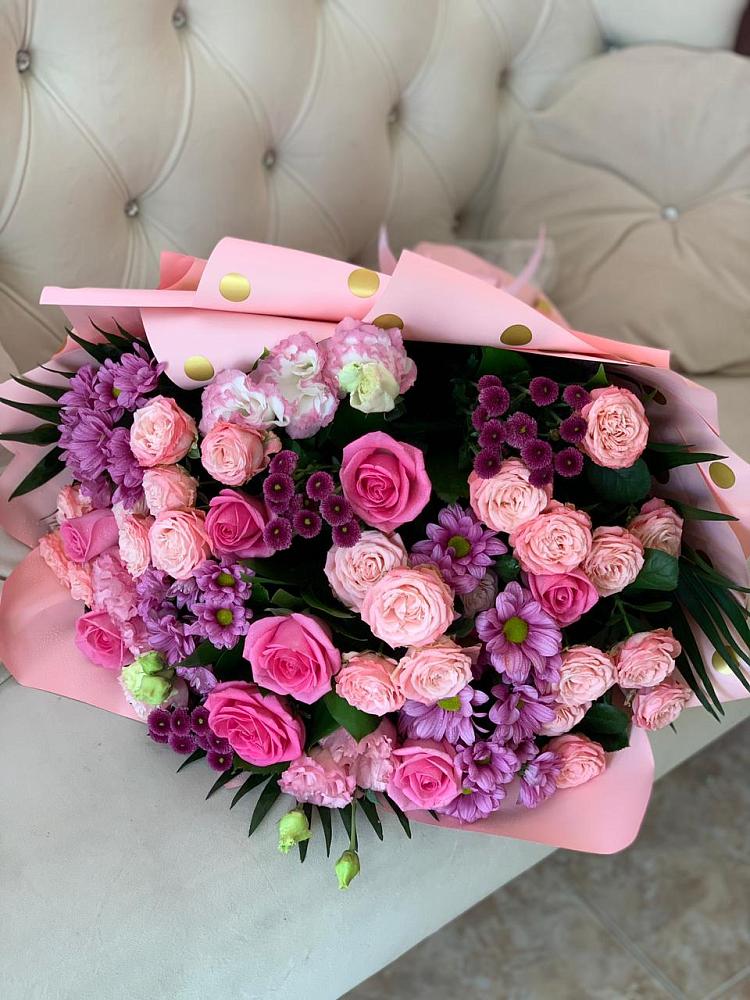 Букет цветов из: Хризантемы, Розы и Лизиантусы в Шахтёрске