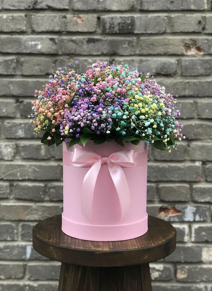 Цветочная композиция из Гипсофила и Розы в шляпной коробке в Шахтёрске