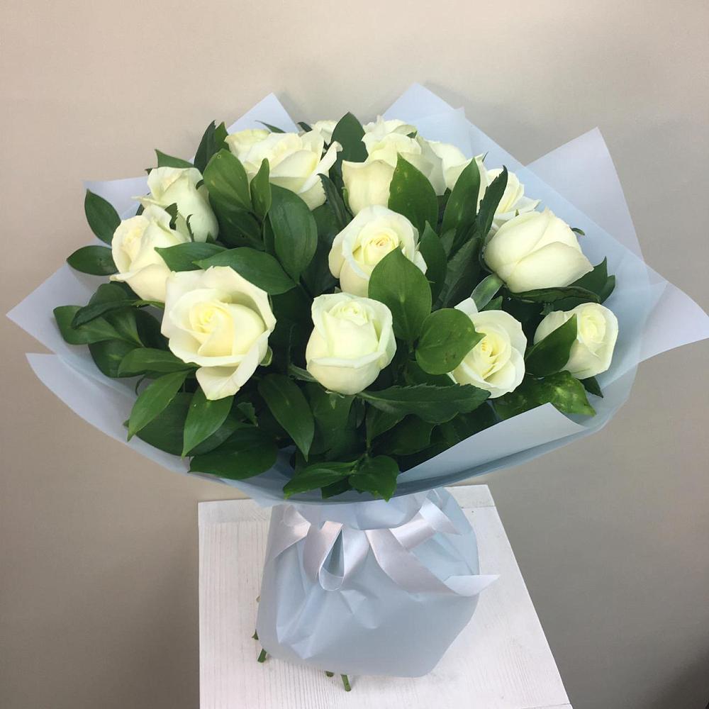 Букет 15 Белых роз Проуд в Шахтёрске