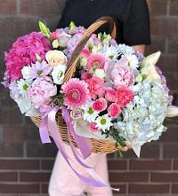 Композиция солнечный день в Шахтёрске Цветочная композиция из Розы, Хризантемы, Пионы и Лизиантусы в корзине в Шахтёрске