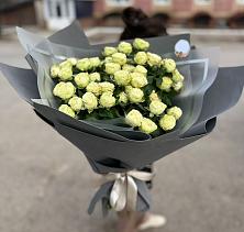Букет Белые кустовые розы Солинеро в Шахтёрске