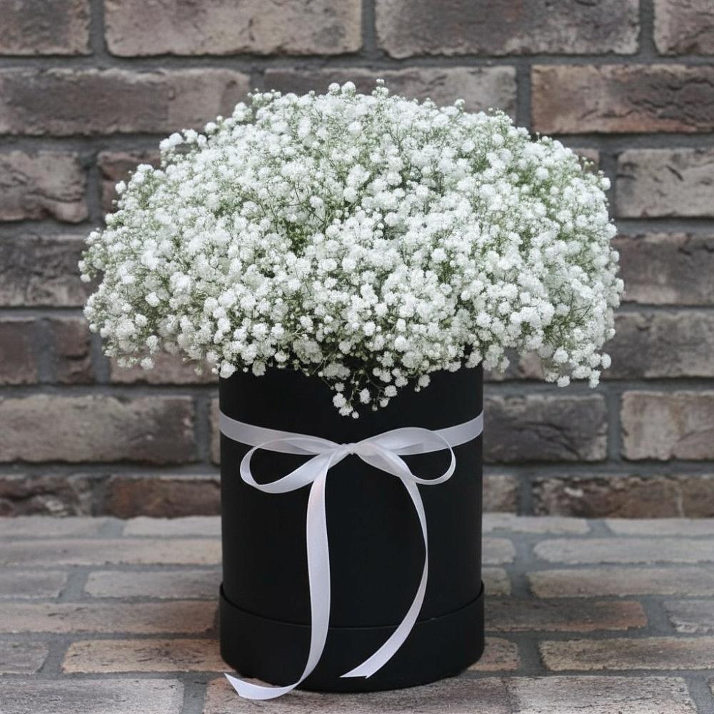 Цветочная композиция из Гипсофила в шляпной коробке в Шахтёрске