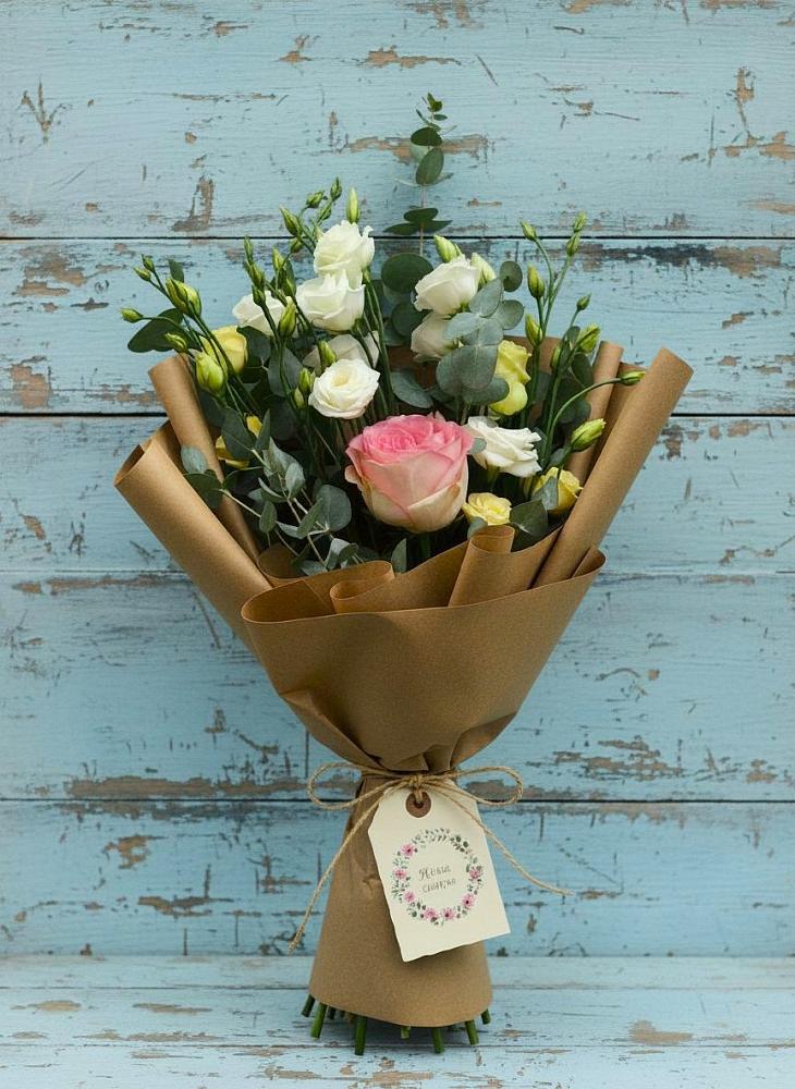 Букет цветов из: Розы и Лизиантусы в Шахтёрске