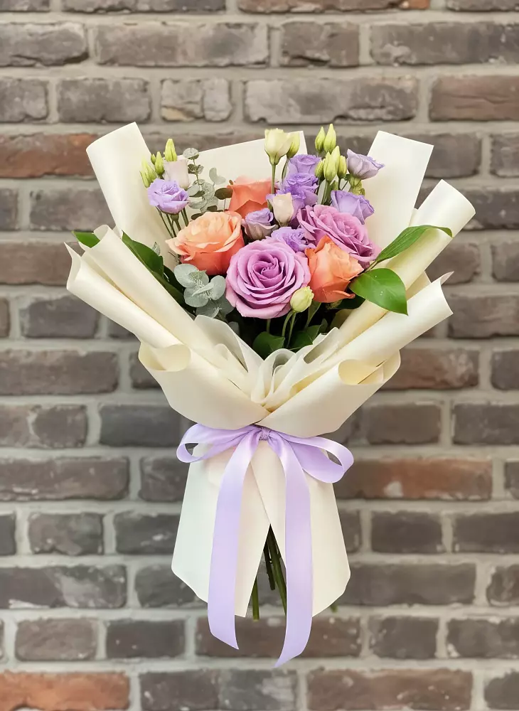 Букет цветов из: Лизиантусы и Розы в Шахтёрске