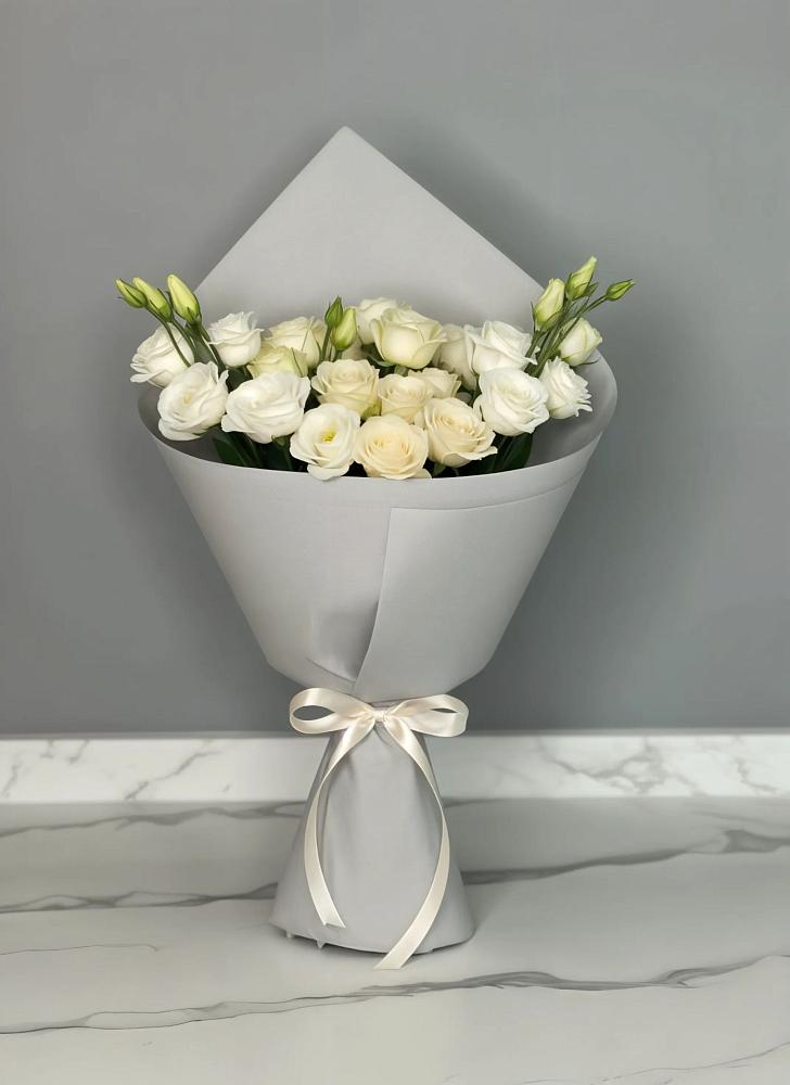 Букет цветов из: Розы и Лизиантусы в Шахтёрске