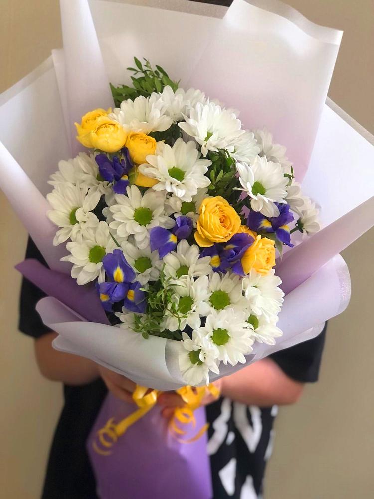 Букет цветов из: Ирисы, Хризантемы и Розы в Шахтёрске