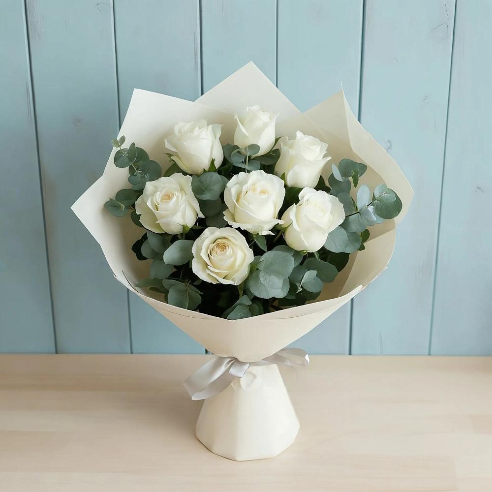 Букет Белые розы в Эвкалипте в Шахтёрске