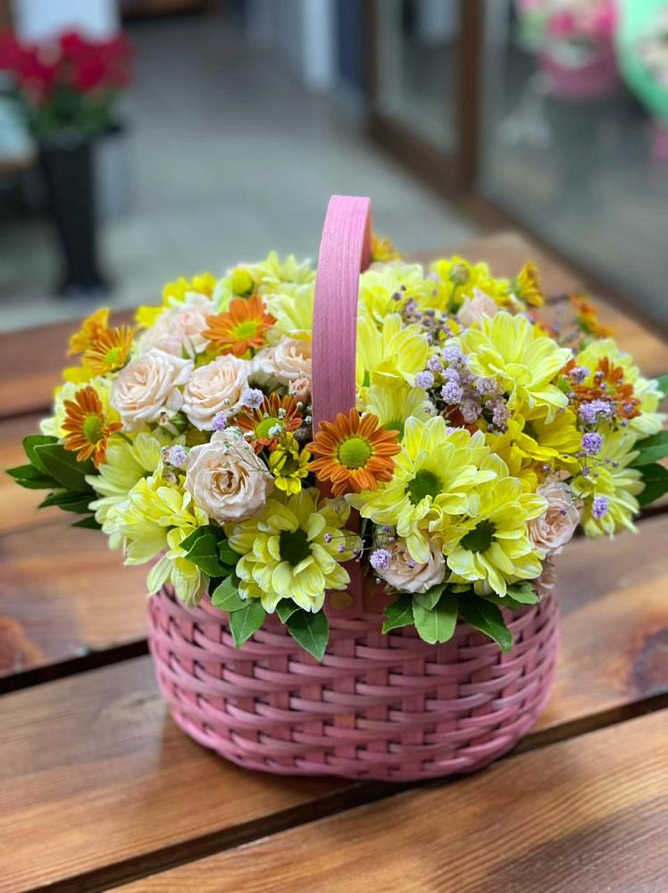 Цветочная композиция из Хризантемы и Розы в корзине в Шахтёрске