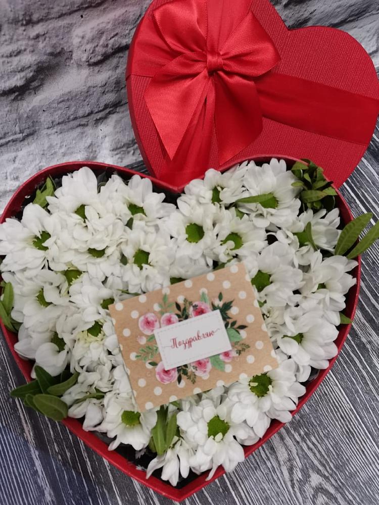 Цветочная композиция из Хризантемы в виде сердца в Шахтёрске