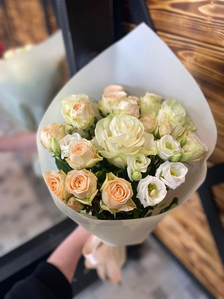 Букет цветов из: Розы и Лизиантусы в Шахтёрске